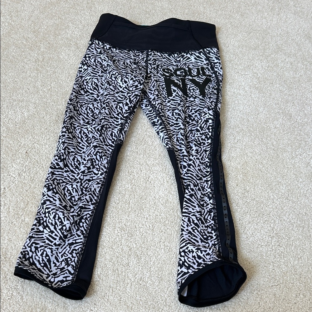 Lululemon x Soul Cycle Soul NY cropped leggings Size 2 black white capri